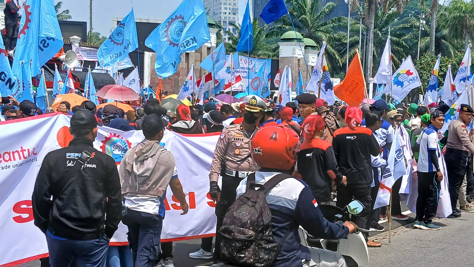 Buruh KSPSI dan KSPI Tuntut DPR Sahkan RUU Ketenagakerjaan dan Usut Kerusuhan Agustus